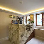 Hotel New House *